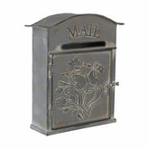 Vintage stílusú, fémből készült, lepkés és növényi dombormintával díszített, "Mail" feliratú antikolt szürke színű postaláda